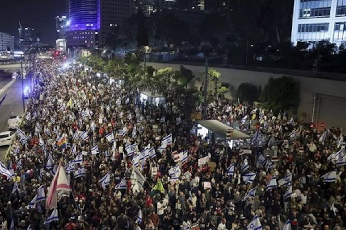 Miles de israelíes salieron a las calles a exigir al gobierno que acepte el acuerdo con Hamás. EFE / VANGUARDIA