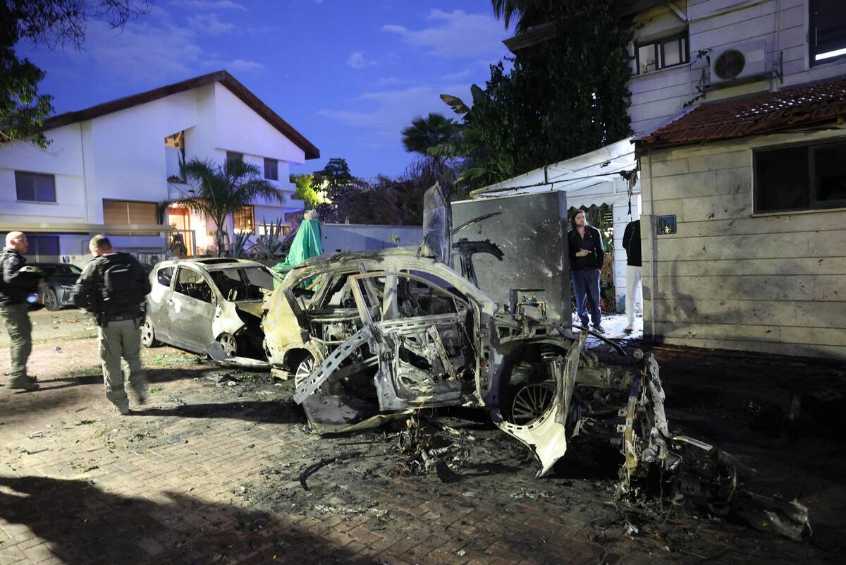 Rosh Haayin (Israel), 28/02/2026.- Police pass destroyed vehicles caused by a missile fired from Iran, in Rosh Haayin, Israel, 28 February 2026. The Israeli military reported on 28 February it deteced missiles launched from Iran following earlier Israeli and US strikes. Sirens were activated across several parts of the country in response. EFE/EPA/ABIR SULTAN