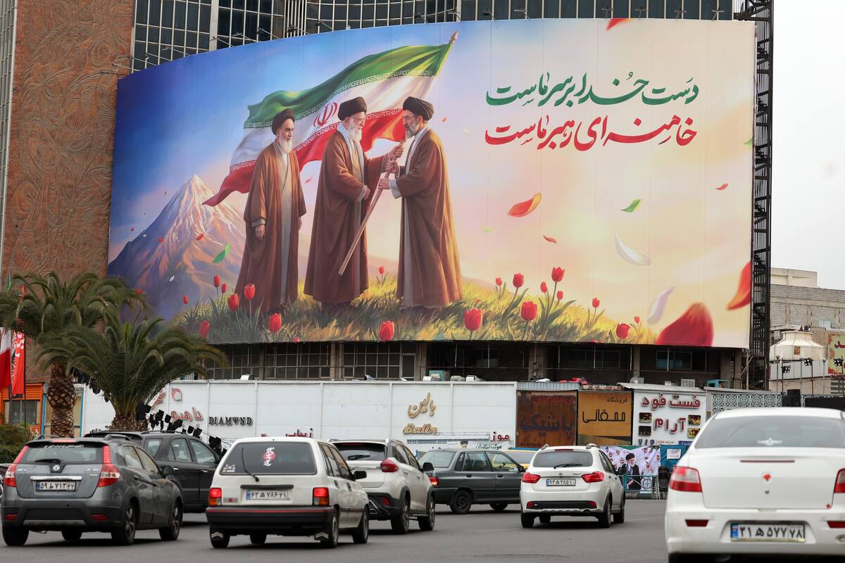 - La gente pasa frente a un enorme cartel que muestra al difunto líder supremo iraní Ayatollah Ruhollah Khomeini (L), Ayatollah Ali Khamenei (C) y al nuevo líder supremo iraní Ayatollah Mojtaba Khamenei (R) en la Plaza Valiasr en Teherán, Irán, 10 de marzo de 2026. El difunto Líder Supremo Ayatollah Ali Khamenei fue asesinado durante una operación militar conjunta de EE.UU. e Israel en Irán en las primeras horas del 28 de febrero de 2026. (Teherán) EFE/EPA/ABEDIN TAHERKENAREH