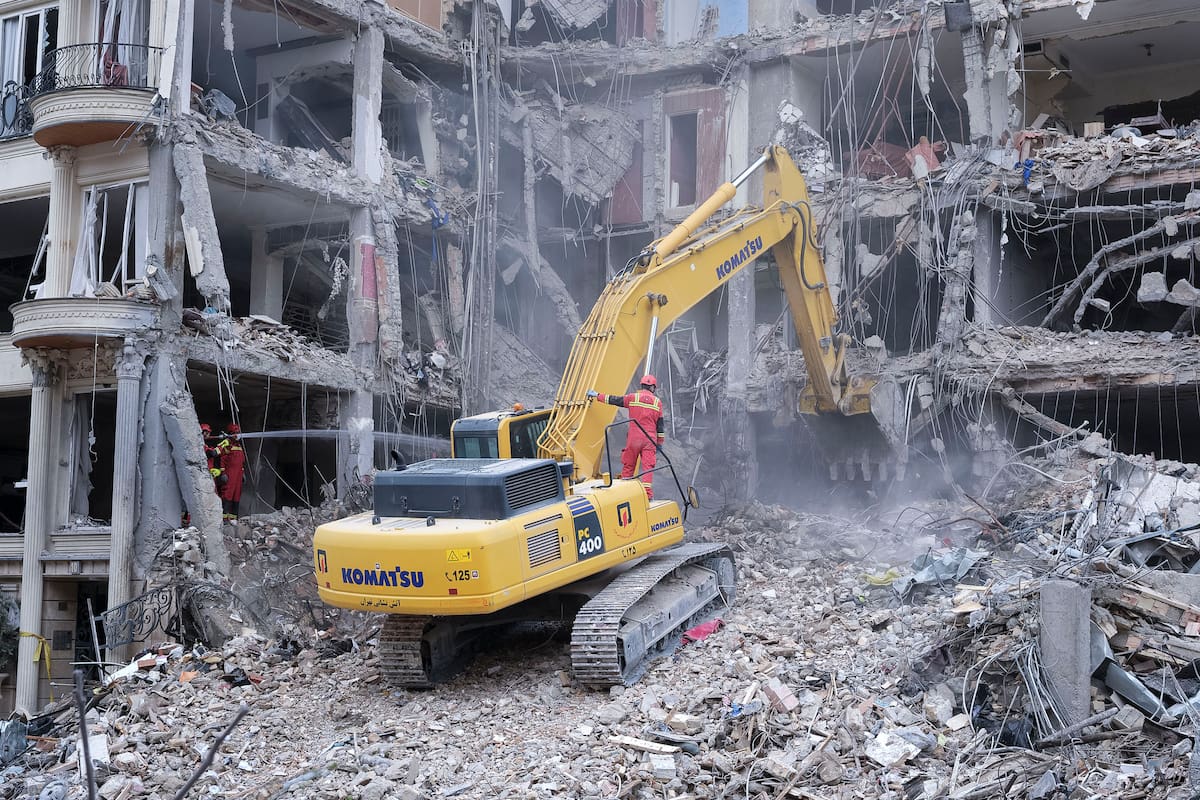 Unos trabajadores desescombran con una excavadora un edificio que fue atacado por Estados Unidos e Israel, este lunes 23 de marzo en el barrio de Andarzgu, en el noreste de Teherán. EFE/Jaime León
