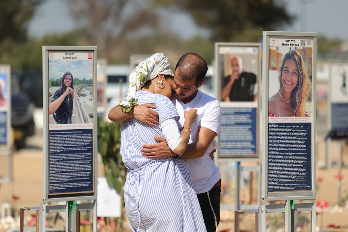 Gaza border (-), 04/10/2026.- People react as they visit the Re'im memorial site for victims of the Nova music festival near the Gaza border in southern Israel, 04 October 2026. Israel marks three years since the Hamas-led October 7, 2023 attacks. EFE/EPA/ABIR SULTAN