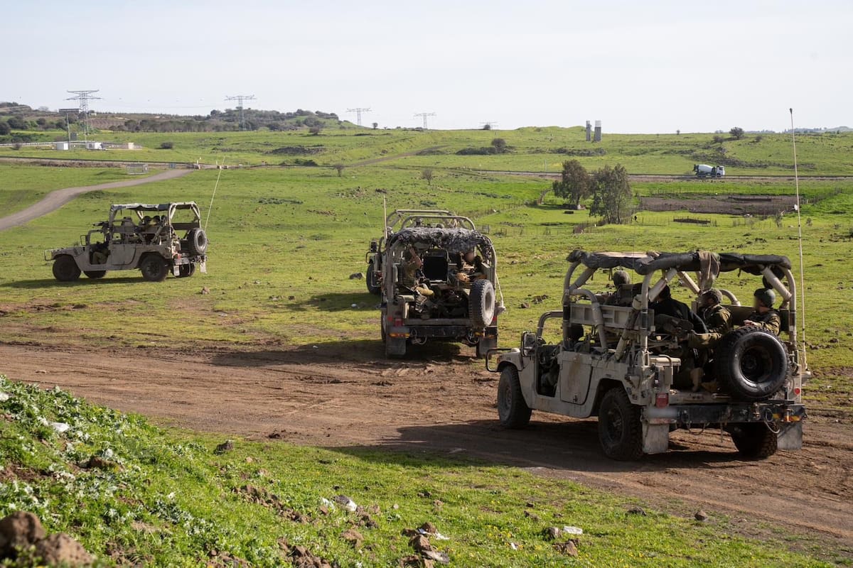 JERUSALÉN, 17/03/2026.- Soldados de las Fuerzas de Defensa de Israel avanzan en el sur de Líbano. El Ejército israelí reiteró este martes su orden de evacuación de una franja de unos 45 kilómetros de territorio del sur del Líbano, tras la invasión terrestre anunciada ayer por Israel para establecer lo que califica como una "capa de seguridad" para evitar que el grupo chií libanés Hizbulá ataque el norte del territorio israelí. "Les instamos nuevamente a evacuar sus hogares de inmediato y trasladarse al norte del río Al Zaharny sin demora", publicó un portavoz del Ejército israelí en redes sociales, acompañando su mensaje con una infografía de toda la zona afectada por la evacuación y la advertencia de que "cualquier movimiento hacia el sur" pone en riesgo la vida de los libaneses. EFE/ FDI - SOLO USO EDITORIAL/SOLO DISPONIBLE PARA ILUSTRAR LA NOTICIA QUE ACOMPAÑA (CRÉDITO OBLIGATORIO) -