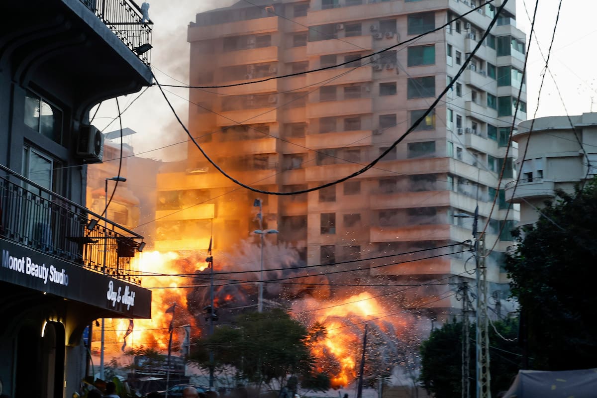 BEIRUT (Lebanon), 12/03/2026.- Smoke and flames rise following an Israeli airstrike on a building in Beirut's Bashura neighbourhood, Lebanon, 12 March 2026. More than 640 people have been killed and over 1,600 others injured in airstrikes across Beirut's southern suburbs and villages in southern Lebanon since the start of renewed hostilities. The Israeli military stated it is conducting strikes across the country targeting Hezbollah infrastructure and personnel. (Líbano, Hizbulá/Hezbolá) EFE/EPA/WAEL HAMZEH
