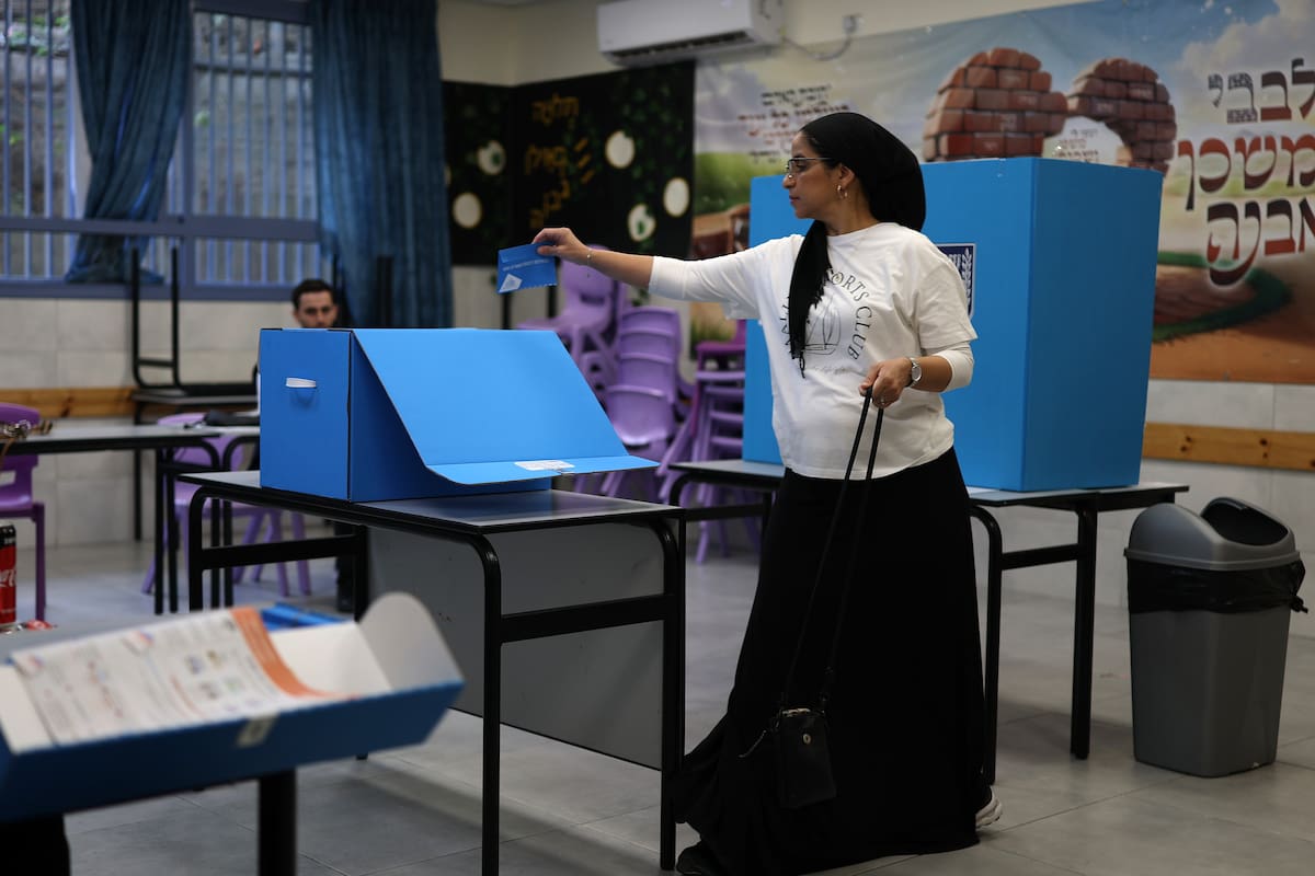 Bnei Brak (Israel), 27/10/2026.- People cast their votes for the 26th Knesset (legislative) elections in the city of Bnei Brak, near Tel Aviv, Israel, 27 October 2026. Israelis are heading to the polls in the first nationwide elections since the Hamas-led 07 October 2023 attack. (Elecciones) EFE/EPA/ATEF SAFADI