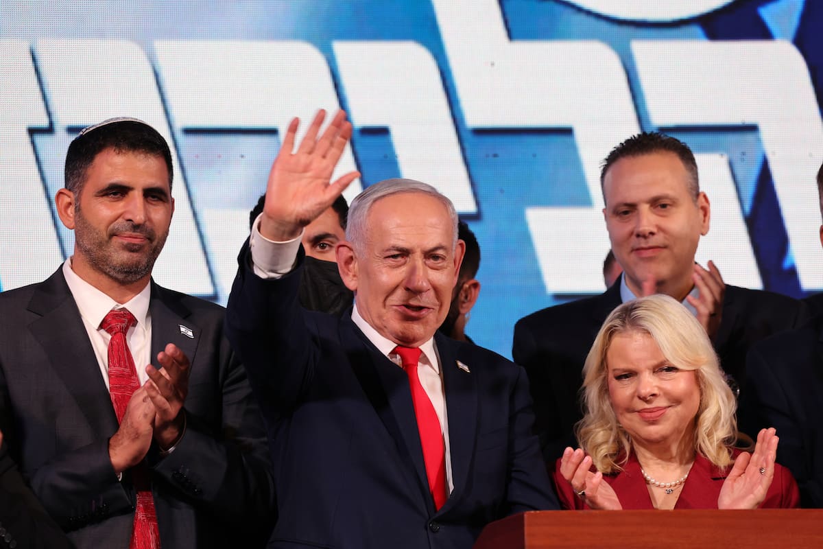 Jerusalem (-), 28/10/2026.- Israeli Prime Minister Benjamin Netanyahu gestures (C) while addressing supporters during a Likud party election event in Jerusalem, 28 October 2026. Israelis headed to the polls in the first nationwide 26th Knesset (legislative) elections since the Hamas-led 07 October 2023 attack. (Elecciones, Jerusalén) EFE/EPA/ABIR SULTAN