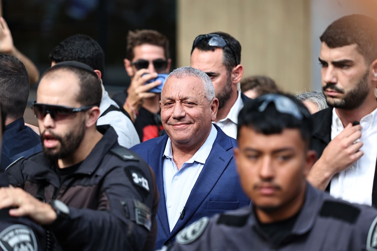 Herzliya (Israel), 27/10/2026.- Leader of the Yashar party and former Israeli military chief, Gadi Eisenkot (C), arrives at a polling station to vote in the 26th Knesset (legislative) elections in the city of Herzliya, near Tel Aviv, Israel, 27 October 2026. Israelis are heading to the polls in the first nationwide elections since the Hamas-led 07 October 2023 attack. (Elecciones) EFE/EPA/ATEF SAFADI