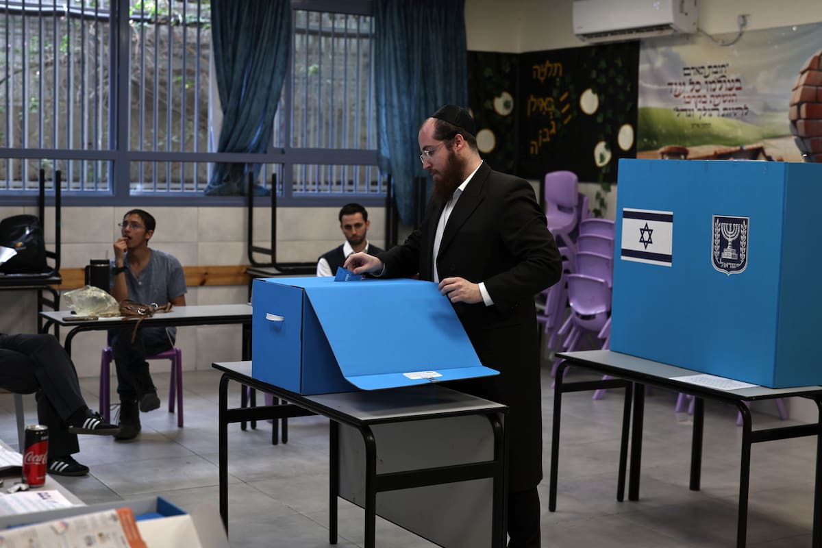 Bnei Brak (Israel), 27/10/2026.- An ultra-Orthodox Jewish man casts his vote for the 26th Knesset (legislative) elections in the city of Bnei Brak, near Tel Aviv, Israel, 27 October 2026. Israelis are heading to the polls in the first nationwide elections since the Hamas-led 07 October 2023 attack. (Elecciones) EFE/EPA/ATEF SAFADI