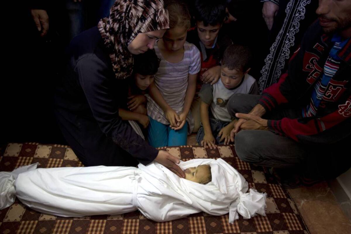 La familia palestina de la bebé Jud Al-Danaf, quien murió tras un ataque aéreo de Israel en el marco de la operación para hallar a los tres jóvenes, velaba ayer a la pequeña en la franja de Gaza. (Foto: AFP / VANGUARDIA LIBERAL)