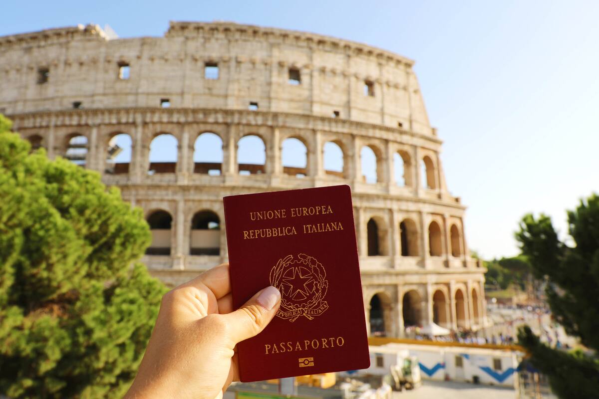 Conoce como puedes aplicar a la visa de trabajo en Italia // Freepik