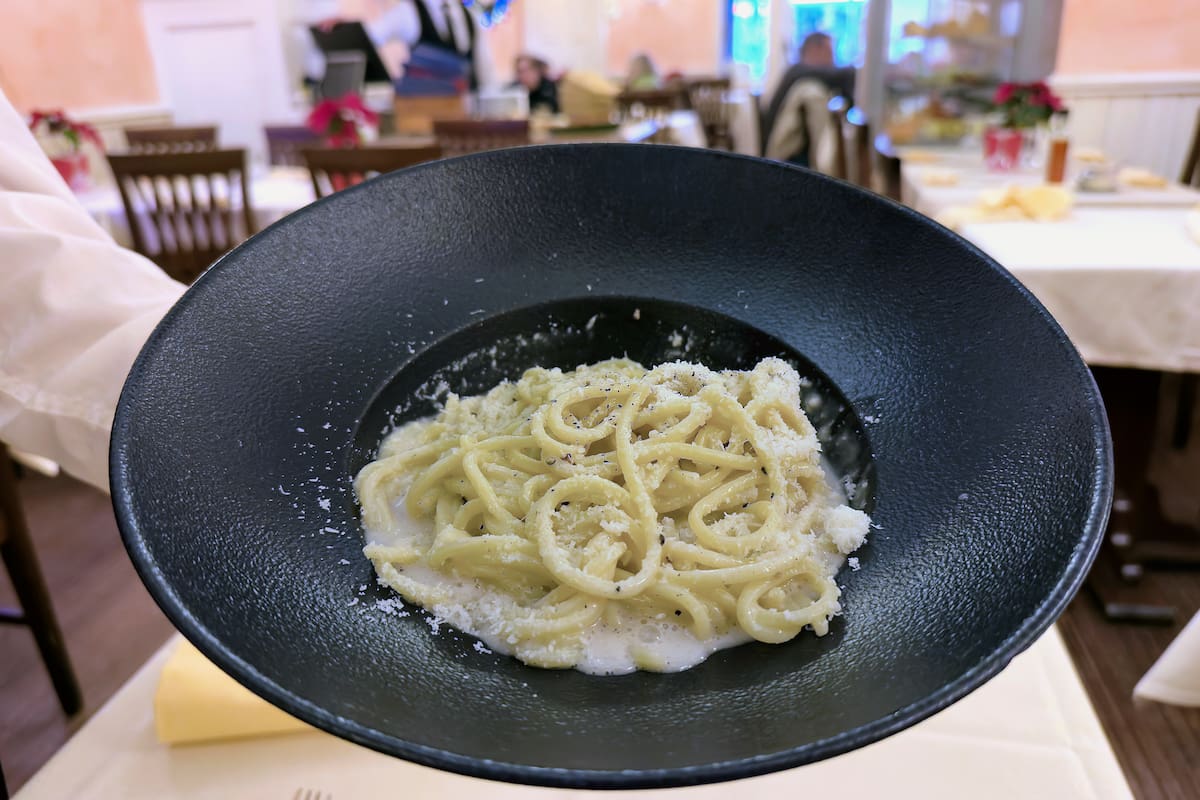 Vista de un tradicional plato de pasta italiana este miércoles en Roma. La cocina italiana, un legado emocional global, es Patrimonio Inmaterial de la Unesco.