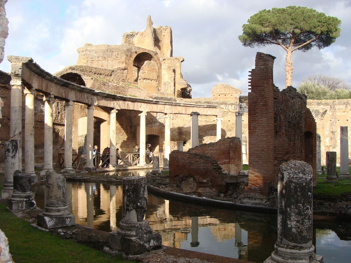 Vista de la Villa Adriana de Tívoli, en la que el emperador romano Adriano colocó su residencia imperial, es hoy uno de los conjuntos arqueológicos que resultan más impresionantes para el visitante moderno, tanto por los fastos pasados que se intuyen hoy en sus ruinas como por el gran estado de conservación. EFE/Iván Fombella