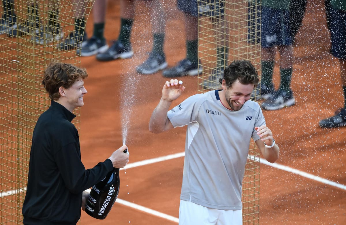ROME (Italy), 17/05/2026.- Jannik Sinner of Italy (L) celebrates after winning his men's final match against Casper Ruud of Norway (R) at the Italian Open tennis tournament in Rome, Italy, 17 May 2026. (Tenis, Italia, Noruega, Roma) EFE/EPA/ALESSANDRO DI MEO
