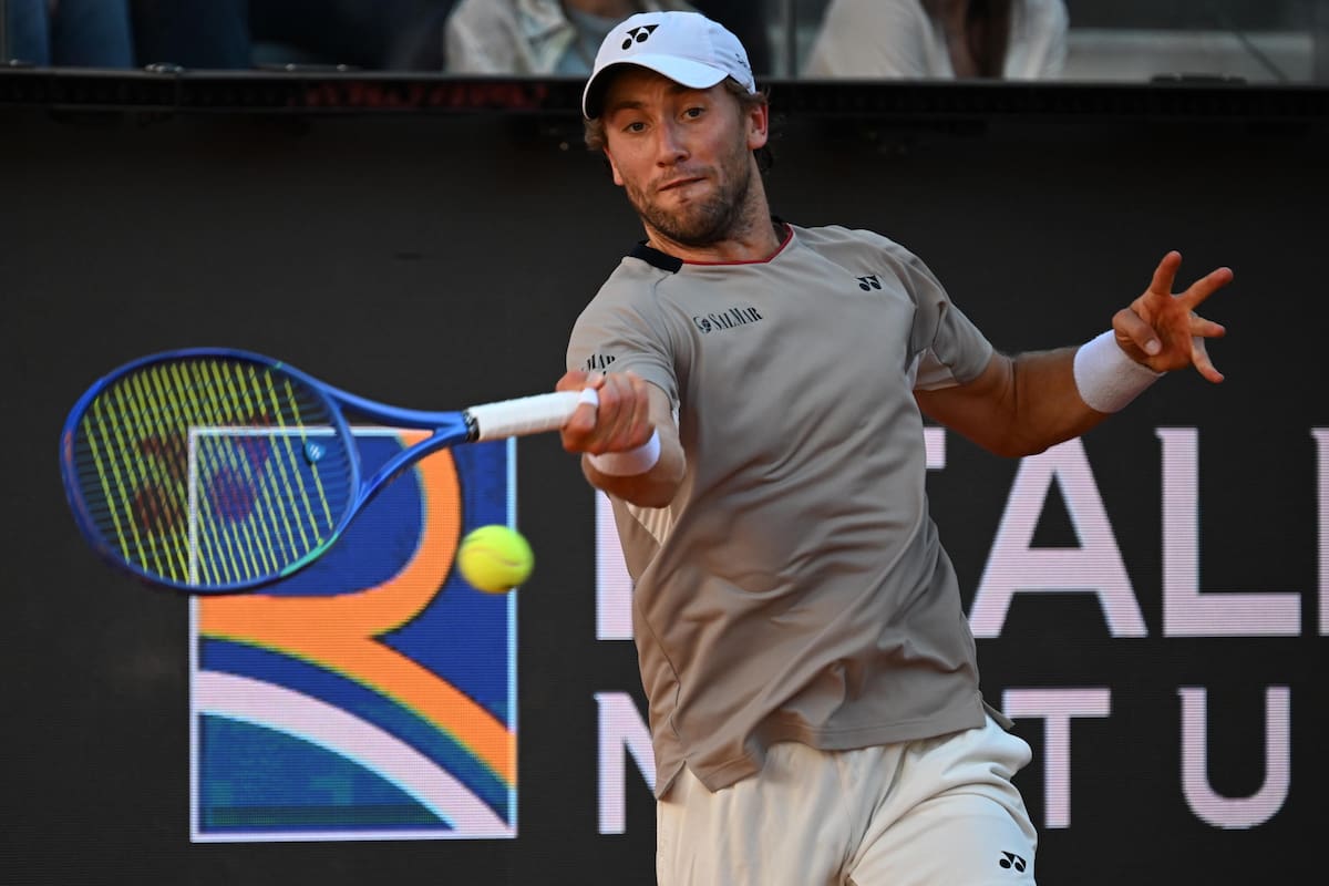 ROME (Italy), 17/05/2026.- Casper Rudd of Norway in action against Jannik Sinner of Italy during the Men's Singles final tennis match at the Italian Open tennis tournament in Rome, Italy, 17 May 2026. (Tenis, Italia, Noruega, Roma) EFE/EPA/RICCARDO ANTIMIANI