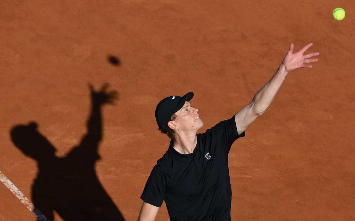 ROME (Italy), 17/05/2026.- Jannik Sinner of Italy in action during the men's singles final match against Casper Ruud of Norway (not pictured) at the Italian Open tennis tournament in Rome, Italy, 17 May 2026. (Tenis, Italia, Noruega, Roma) EFE/EPA/ALESSANDRO DI MEO