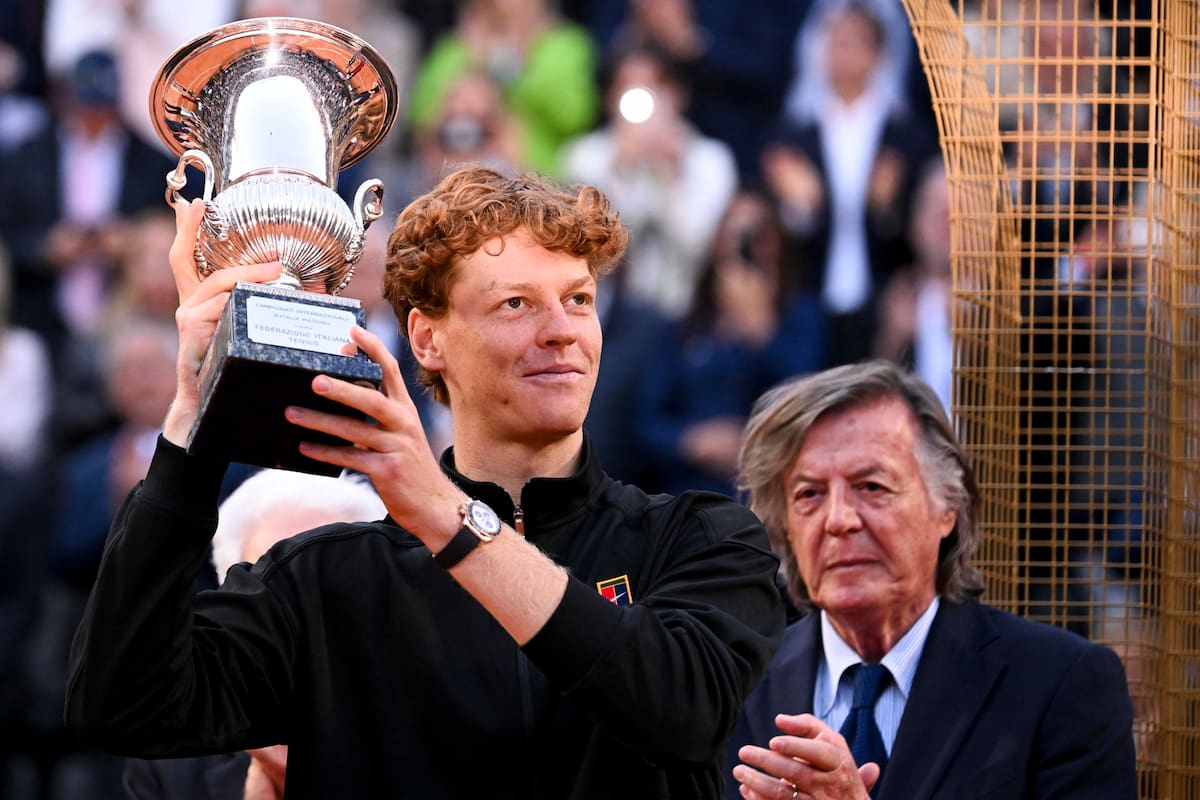 ROME (Italy), 17/05/2026.- Jannik Sinner of Italy celebrates with the trophy after winning the Men's Singles final tennis match at the Italian Open tennis tournament in Rome, Italy, 17 May 2026. (Tenis, Italia, Roma) EFE/EPA/RICCARDO ANTIMIANI