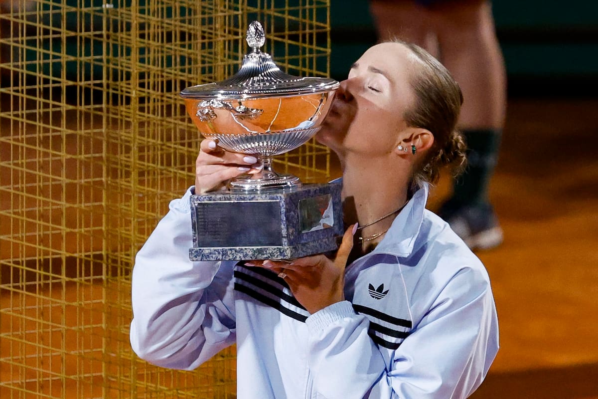 ROME (Italy), 16/05/2026.- Elina Svitolina of Ukraine poses with her trophy after wnning the Women's Singles final match at the Italian Open tennis tournament in Rome, Italy, 16 May 2026. (Tenis, Italia, Ucrania, Roma) EFE/EPA/FABIO FRUSTACI