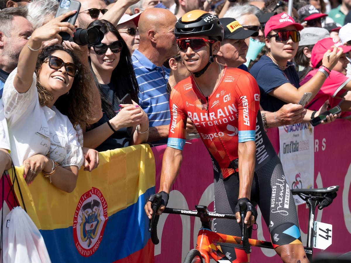 Parma (Italy), 19/05/2022.- Colombian rider Santiago Buitrago Sanchez of Bahrain team poses for a selfie before the start of the 12th stage of Giro d'Italia cycling race, over 204 km from Parma to Genoa, Italy, 19 May 2022. (Ciclismo, Bahrein, Italia, Génova) EFE/EPA/MAURIZIO BRAMBATTI