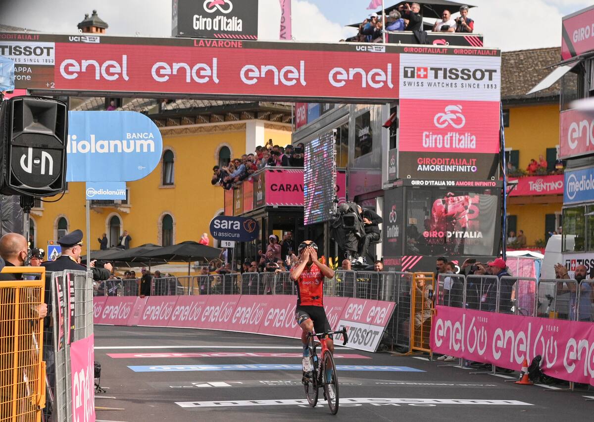 Lavarone (Italy), 25/05/2022.- Colombian rider Santiago Buitrago of Bahrain - Victorious team reacts after winning the 17th stage of the Giro d'Italia 2022 cycling race, over 168 kilometers from Ponte di Legno to Lavarone, 25 May 2022. (Ciclismo, Bahrein, Italia) EFE/EPA/MAURIZIO BRAMBATTI
ITALIA CICLISMO GIRO D'ITALIA: Lavarone (Italia), 25/05/2022.- El ciclista colombiano Santiago Buitrago de Bahréin celebra tras ganar la 17ª etapa del Giro d'Italia 2022 desde Ponte di Legno hasta Lavarone, 25 de mayo de 2022 (Ciclismo, Bahrein, Italia) EFE/EPA/MAURIZIO BRAMBATT