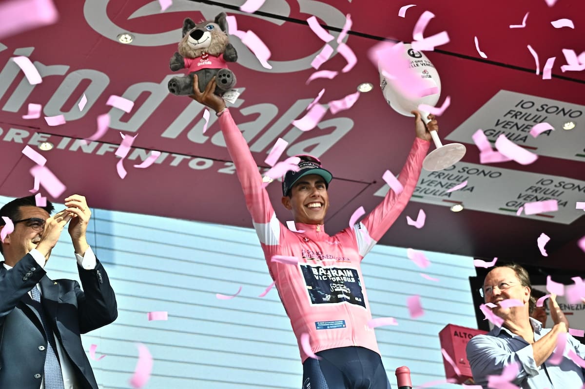 NOVI LIGURE (Italy), 21/05/2026.- Portuguese rider Afonso Eulalio of Bahrain Victorious team retaining the overall leader's pink jersey poses on the podium after the 12th stage of the 109 Giro d'Italia 2026, over 175 km from Imperia to Novi Ligure, Italy, 21 May 2026. (Ciclismo, Bahrein, Italia) EFE/EPA/LUCA ZENNARO