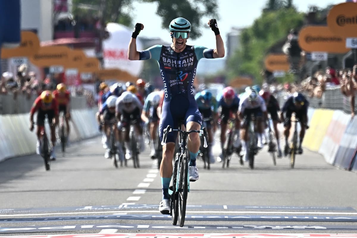 NOVI LIGURE (Italy), 21/05/2026.- Belgian rider Alec Segaert of Bahrain Victorious team wins 12th stage of the 109 Giro d'Italia 2026, over 175 km from Imperia to Novi Ligure, Italy, 21 May 2026. (Ciclismo, Italia) EFE/EPA/LUCA ZENNARO