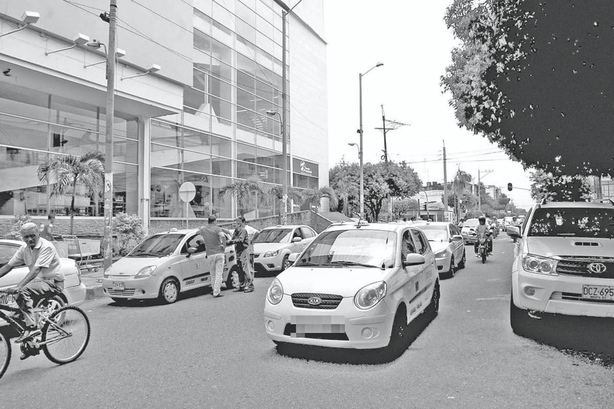 La Inspección de Tránsito y Transporte informó que ha recibido varias quejas de conductores locales que ven cómo taxistas de otros municipios que llegan a cumplir un recorrido intermunicipal se quedan a hacer otras carreras dentro del perímetro urbano. (Foto: Édgar Pernett/VANGUARDIA LIBERAL)