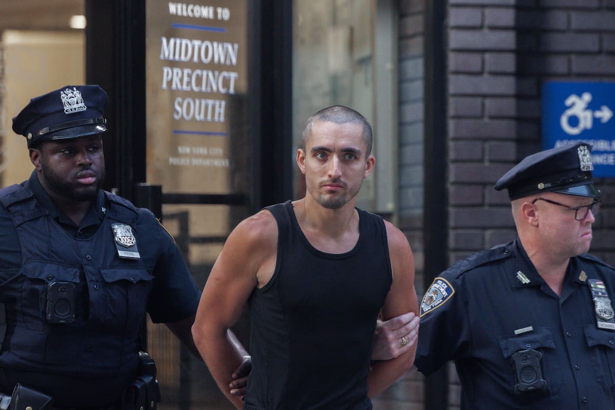 Iván Beerkus es escoltado por la Policía tras escalar el Empire State Building en NYC con su novia.