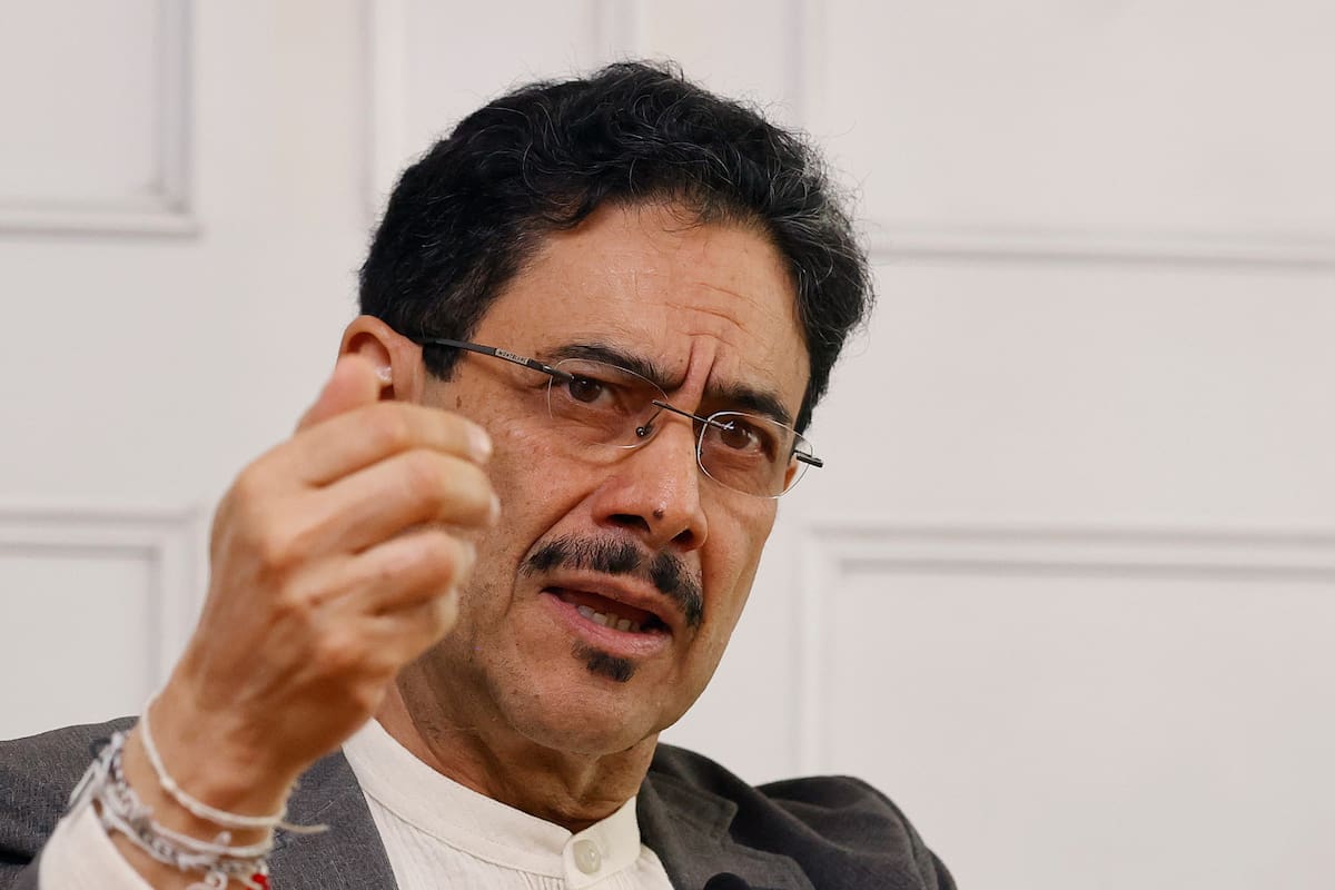El senador y candidato a la Presidencia de Colombia por el partido Pacto Histórico, Iván Cepeda, habla durante una entrevista con EFE este jueves, en Bogotá (Colombia).