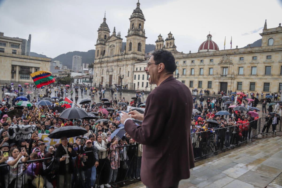 El senador, Iván Cepeda en su ingreso al Capitolio Nacional para tomar posesión de su curul en el Congreso de la República. A su llegada fue recibido por simpatizantes que se congregaron para expresarle su respaldo. (Colprensa – Catalina Olaya)
