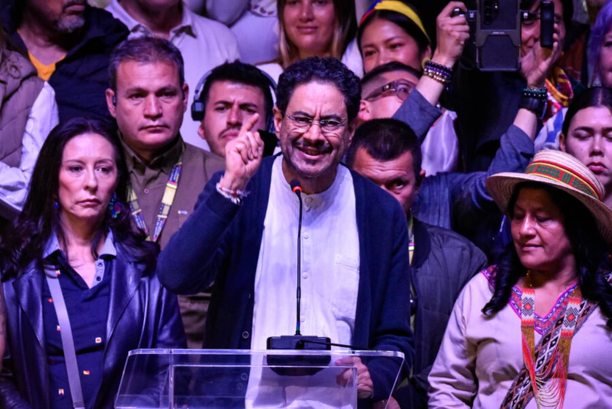 El candidato presidencial Iván Cepeda ofreció un discurso ante sus simpatizantes reunidos en el Royal Center, tras conocerse los resultados del preconteo de votos de la jornada electoral de este domingo. (