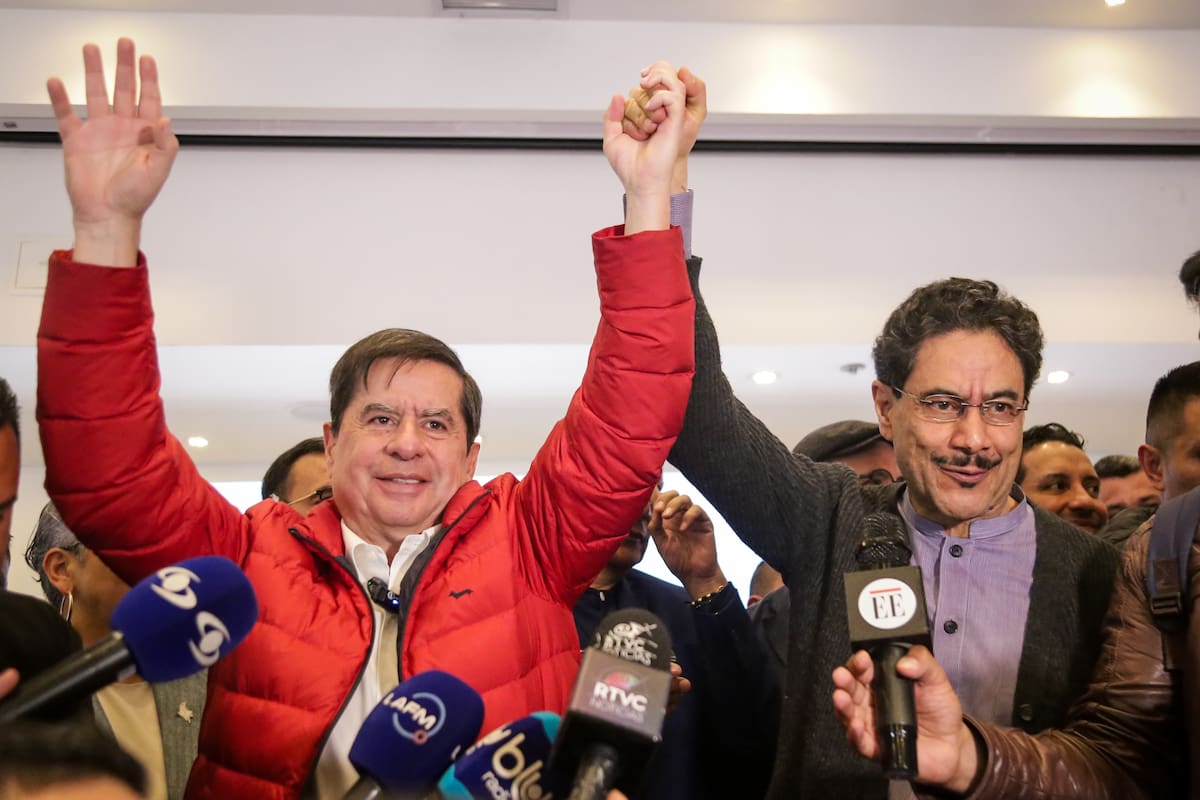 El candidato presidencial, Iván Cepeda Castro, junto al exministro del Interior y excandidato presidencial, Juan Fernando Cristo. // Foto: Colprensa - Catalina Olaya