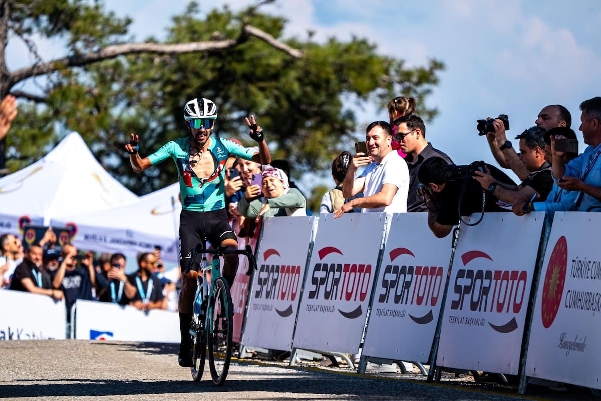 Iván Ramiro Sosa vuela en la ‘etapa reina’, gana en Kiran y es el nuevo líder en el Tour de Turquía 2026. Foto: @tourofturkiye