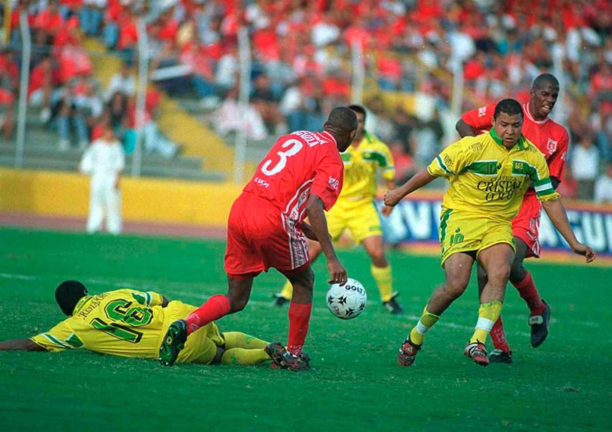 Iván René Valenciano jugó para el Atlético Bucaramanga en el segundo semestre de la temporada 2000 y con sus goles y buenas actuaciones salvó al elenco ‘Leopardo’ del descenso. Archivo / VANGUARDIA