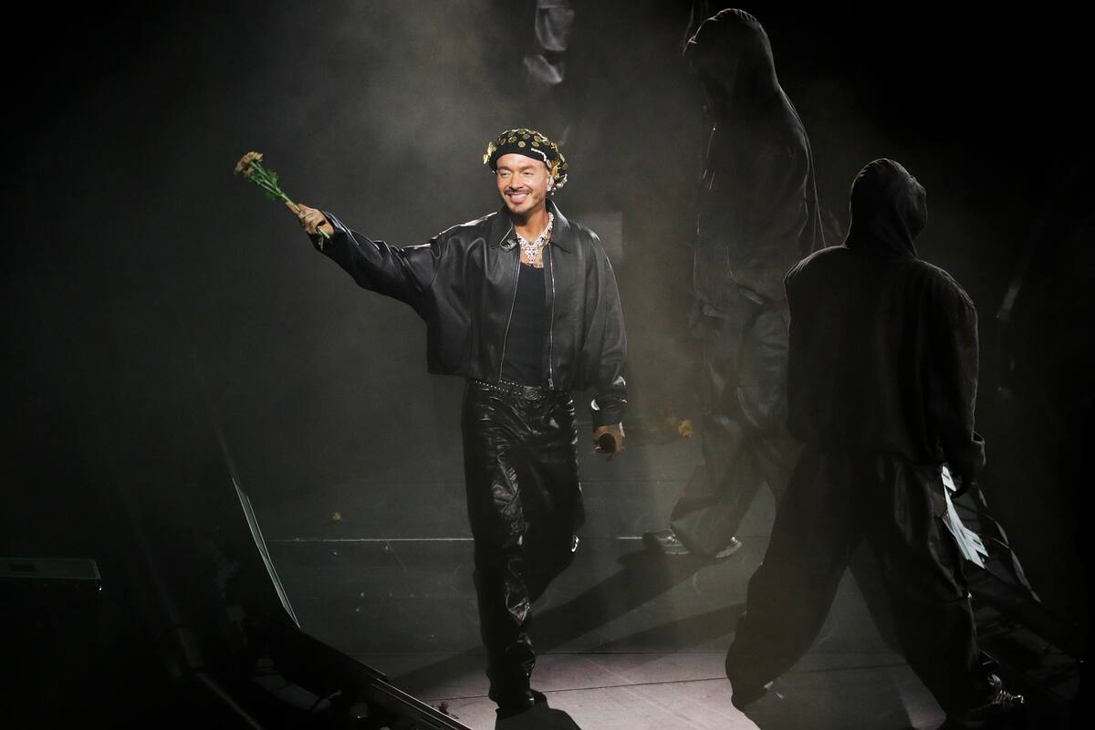 El reguetonero colombiano J Balvin se presenta en el concierto 'Made in Bogotá' en el Estadio el Campín este sábado, en Bogotá (Colombia). EFE/Carlos Ortega