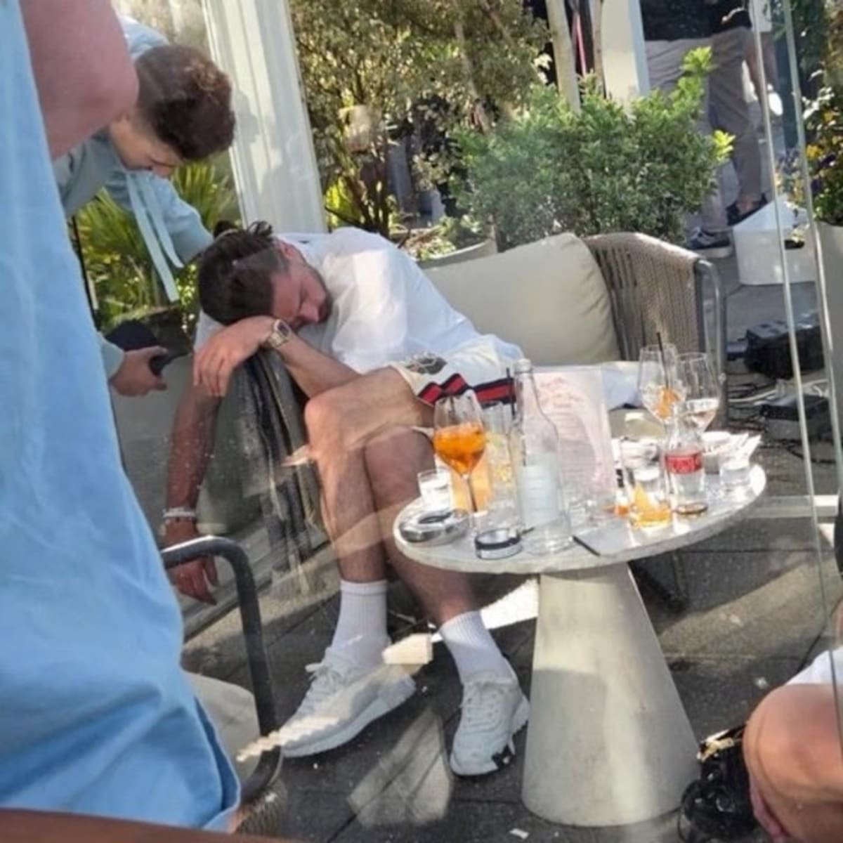 Jack Grealish fue fotografiado durmiendo en un bar de Manchester, rodeado de alcohol. Foto: Redes sociales