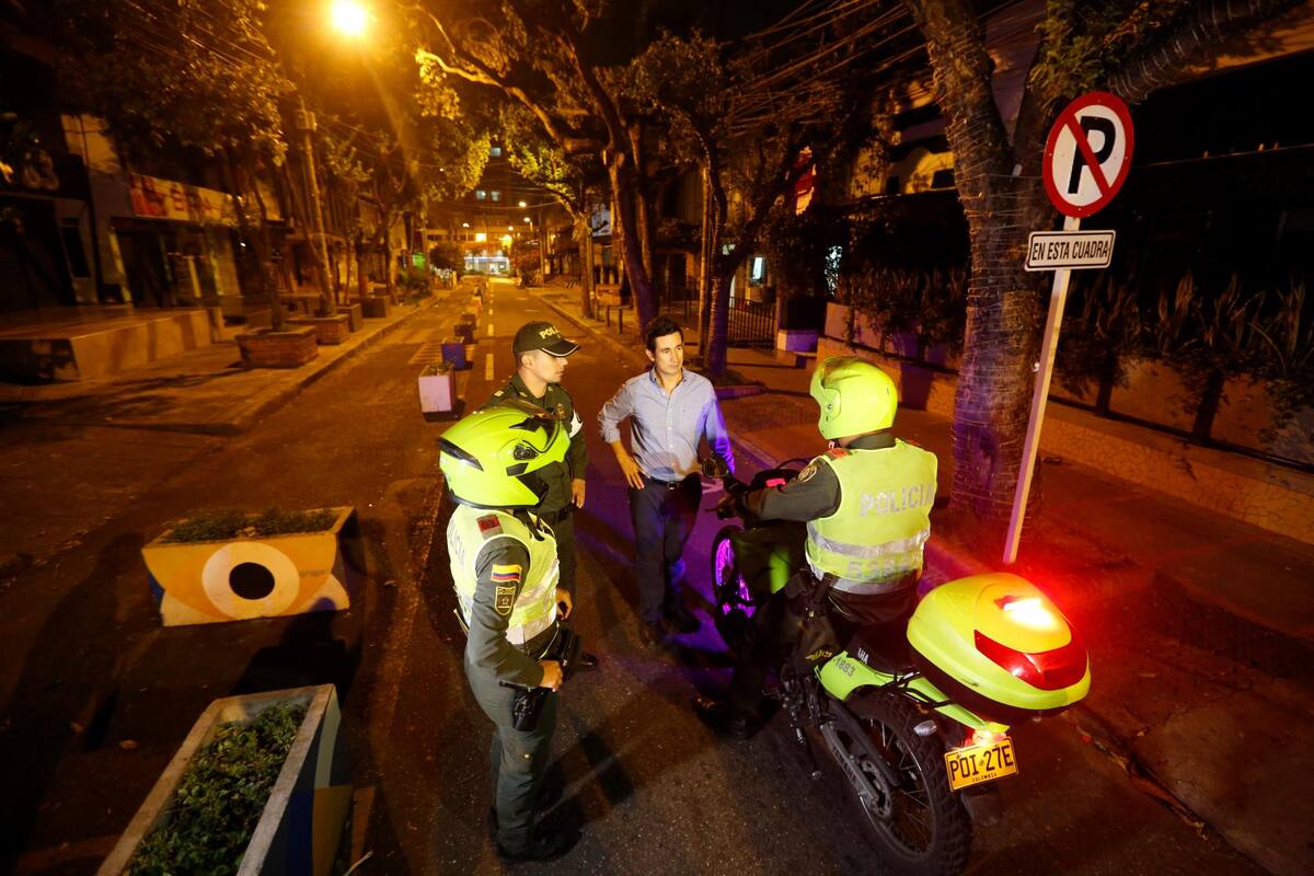 Durante la noche del martes, la calles del área metropolitana de Bucaramanga, permanecían desoladas tras la implementación del toque de queda. Policía atiende todo los lineamientos establecidos por las administraciones municipales, para el estricto cumplimiento de las medidas restrictivas. (Foto: Jaime Moreno / VANGUARDIA)