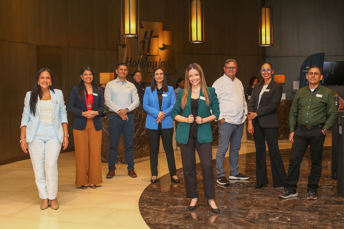 Alba Blanco Gómez, jefe de Alimentos y Bebidas; Catherin Gonzales Mora, jefe de Gestión Humana; Elkin Patiño Bueno, jefe de Recepción; Erika Varón Cruz, contralora; Jhovana Lozano Galeno, gerente general; Joan Kalmar Cardozo, chef ejecutivo; Liliana Blandón López, jefe de Ama de Llaves; y Nelson Lizarazo Reyes, jefe de Mantenimiento y Logística. - Jaime Moreno /VANGUARDIA