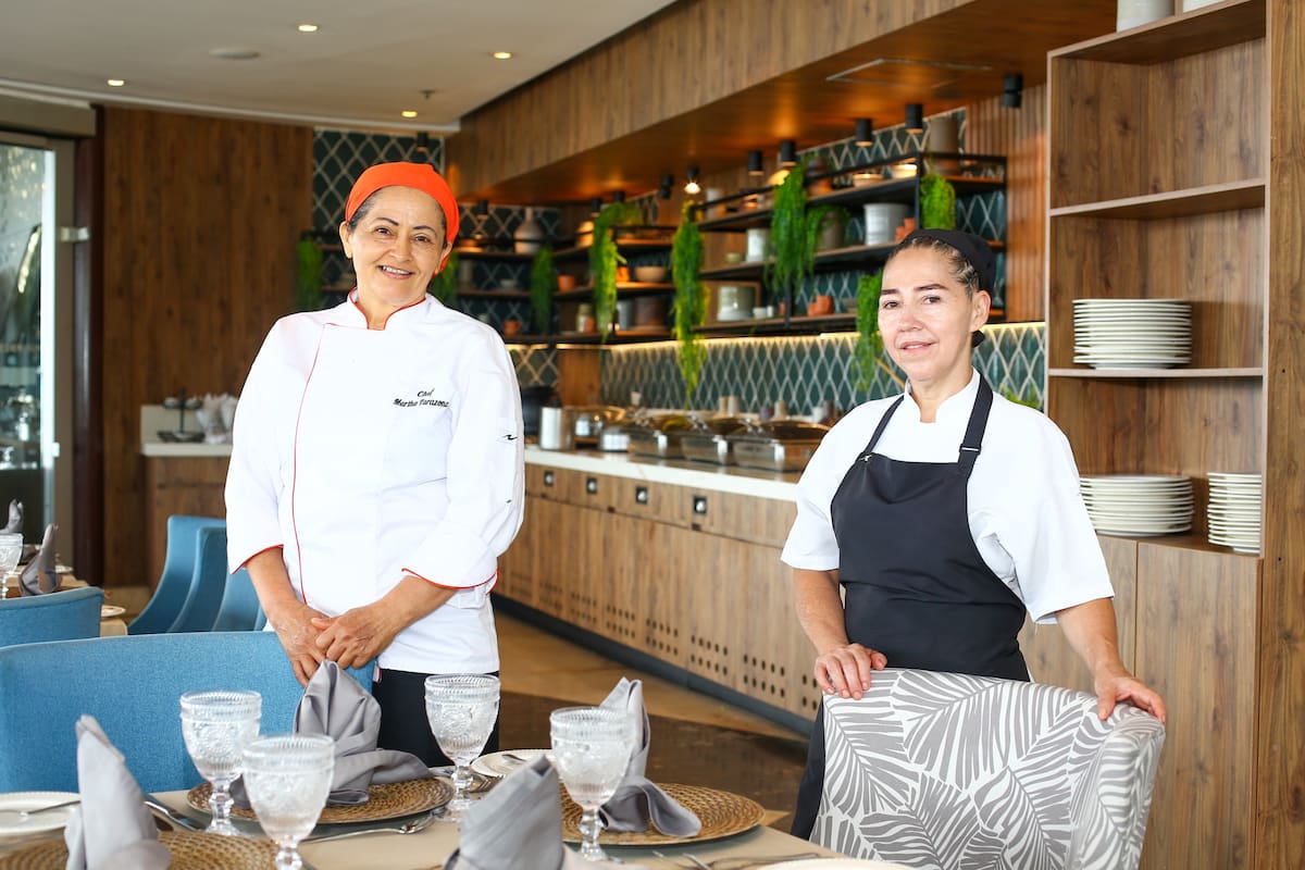 Martha Tarazona Gordillo, Chef de Partie y Deisy Laguado Ortega, Encargada del lavado de utensilios.