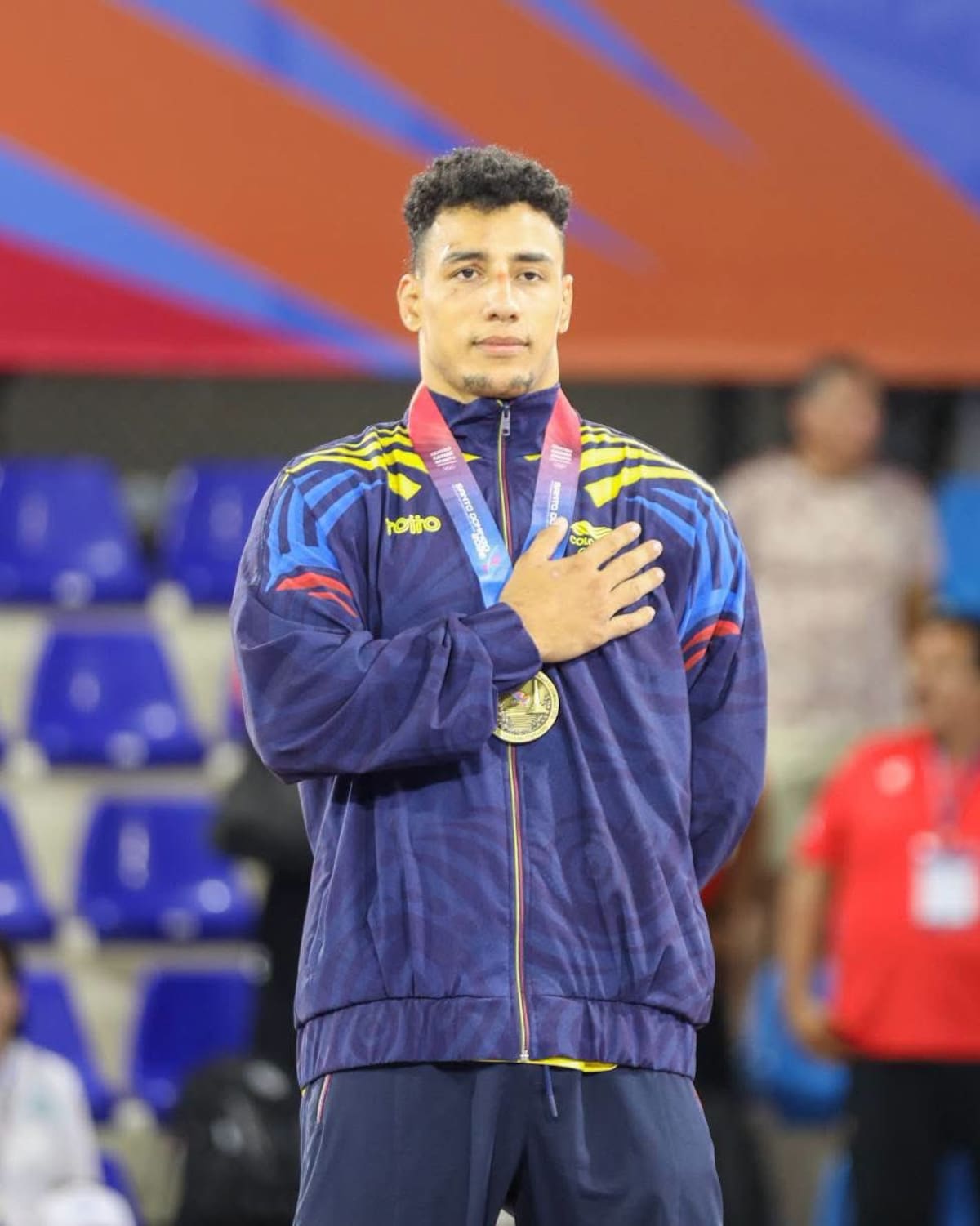 El luchador Jair Alexis Cuero protagonizó una hazaña al subir a lo más alto del podio en los recientes Juegos Centroamericanos y del Caribe. Foto: Ministerio del Deporte.