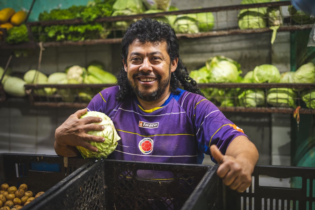 Jairo Durán es el vendedor de verduras de la Plaza Central de Bucaramanga que es el doble exacto de René Higuita. Foto: Byron Pérez.