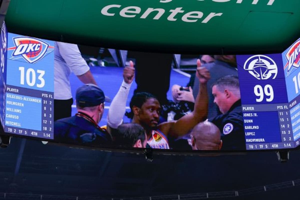 La escena generó preocupación entre sus compañeros y aficionados, mientras su equipo consiguió la victoria por 108-101. /FOTO: Captura de pantalla