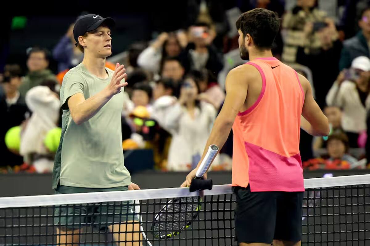 La última final que jugaron Jannik Sinner (izq.) y Carlos Alcaraz fue la del Abierto de China, en octubre del año pasado. //EFE