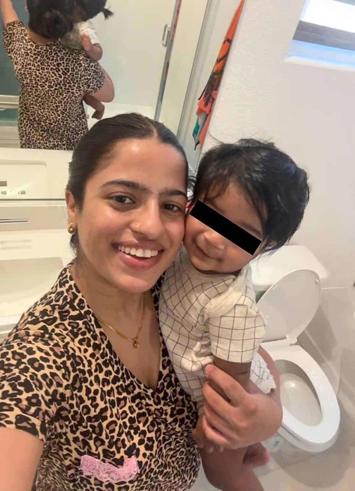 El caso se desarrolla en California, Estados Unidos, donde las autoridades investigan la muerte de Jasmine Gill y la presunta responsabilidad de su esposo.