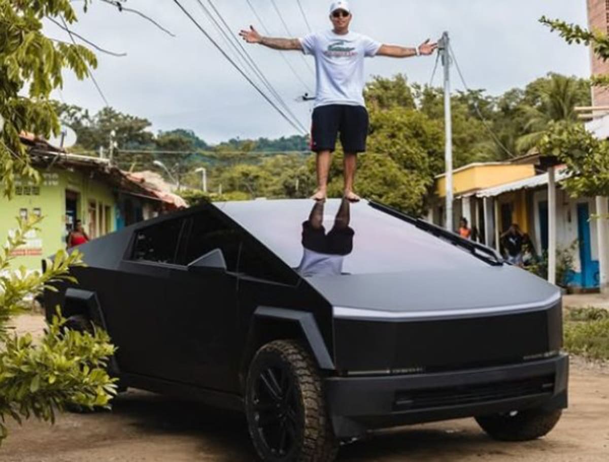 El influenciador Javier Arias Stunt, en la Cybertruck, en Necoclí, enfrenta cargos por el presunto delito de fabricación, tráfico, porte o tenencia de armas de fuego.