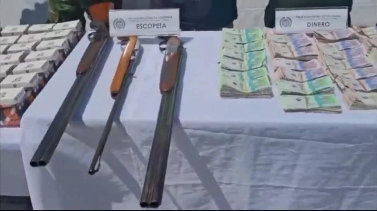Armas, munición y millones incautados.
Foto: suministrada.