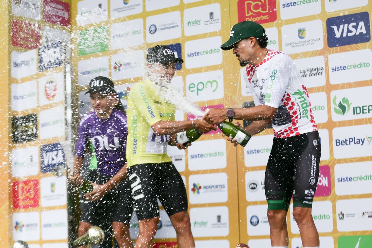 Javier Jamaica (centro) celebra el título del Clásico RCN 2026 junto a Camilo Ardila (segundo) y Kevin Castillo (tercero), en el podio de la carrera que terminó este domingo en Medellín. Foto: Lina Gasca/Colprensa