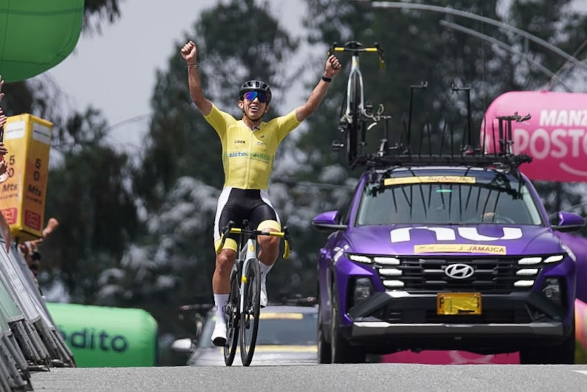 Javier Jamaica (centro) celebra el título del Clásico RCN 2026 junto a Camilo Ardila (segundo) y Kevin Castillo (tercero), en el podio de la carrera que terminó este domingo en Medellín. Foto: Lina Gasca/Colprensa