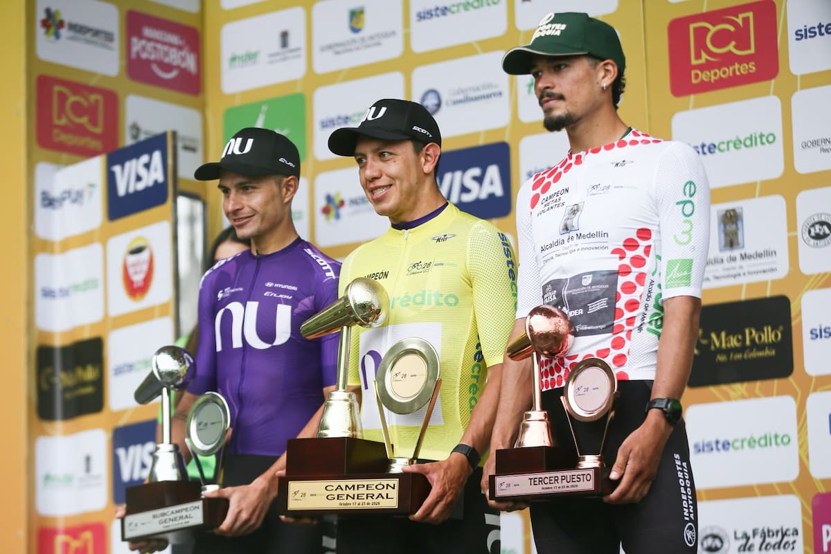 Javier Jamaica (centro) celebra el título del Clásico RCN 2026 junto a Camilo Ardila (segundo) y Kevin Castillo (tercero), en el podio de la carrera que terminó este domingo en Medellín. Foto: Lina Gasca/Colprensa