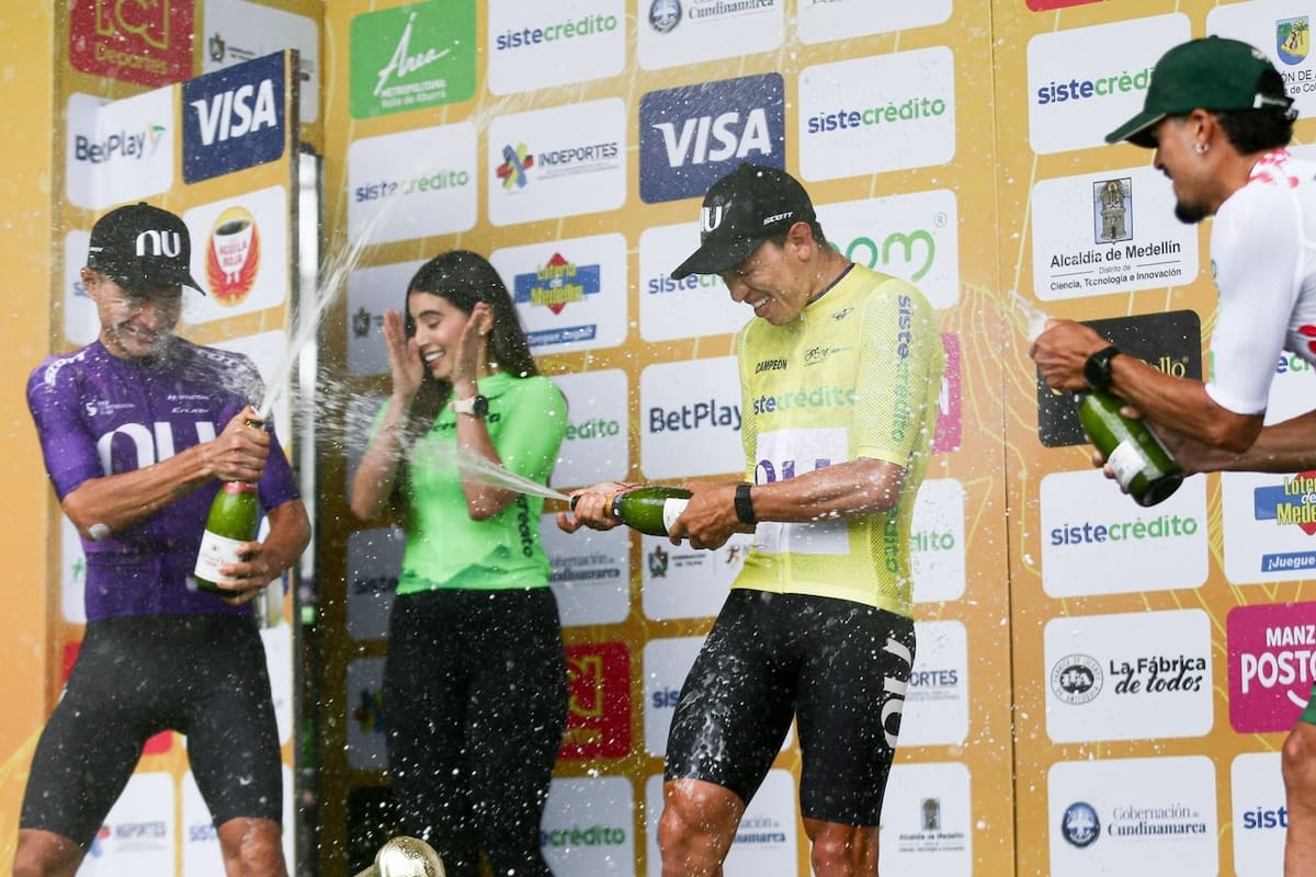 Javier Jamaica (centro) celebra el título del Clásico RCN 2026 junto a Camilo Ardila (segundo) y Kevin Castillo (tercero), en el podio de la carrera que terminó este domingo en Medellín. Foto: Lina Gasca/Colprensa