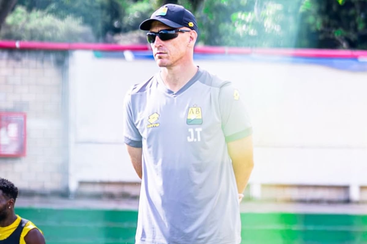 Javier Tetes, asistente técnico de Atlético Bucaramanga, repasó la derrota ante Santa Fe. Foto: Atlético Bucaramanga.