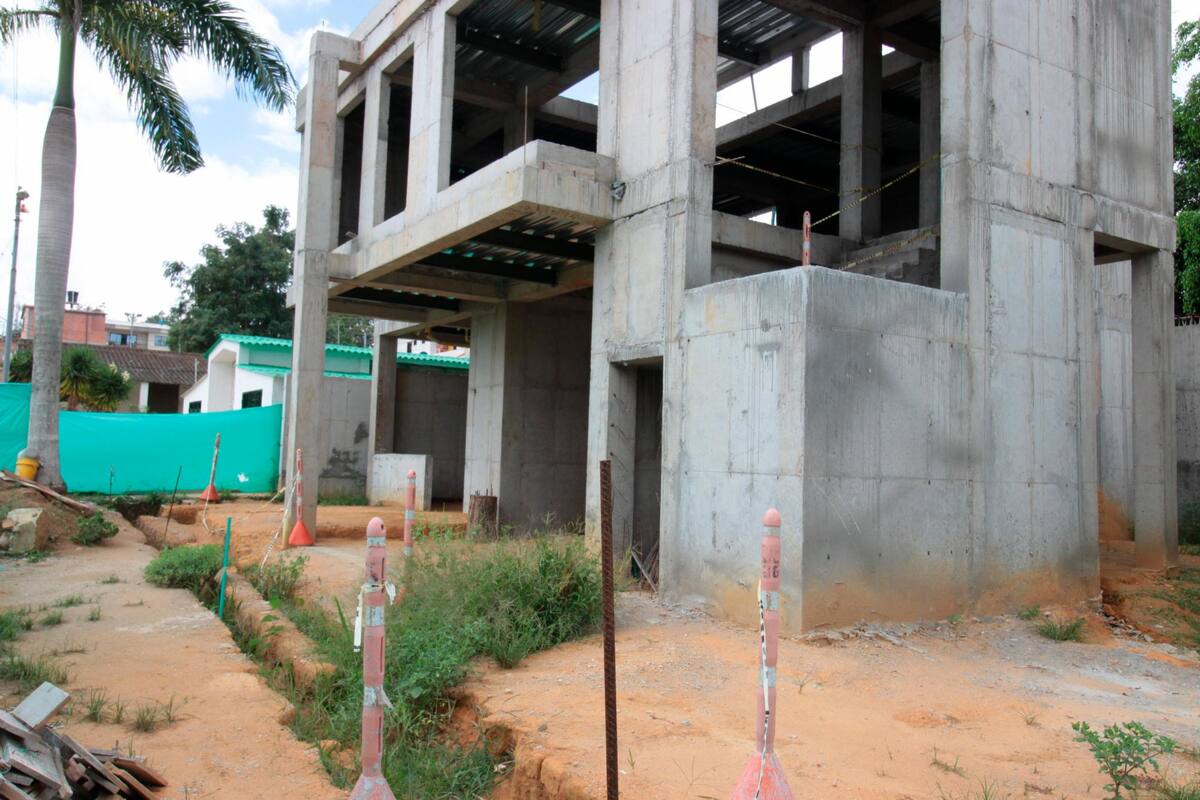 Este es el CAI Acapulco que, desde finales de 2019, se encuentra suspendido. La población exige su terminación porque garantizará seguridad en esta zona, bastante concurrida por ciclistas. (Foto: Jaime del Río / VANGUARDIA)